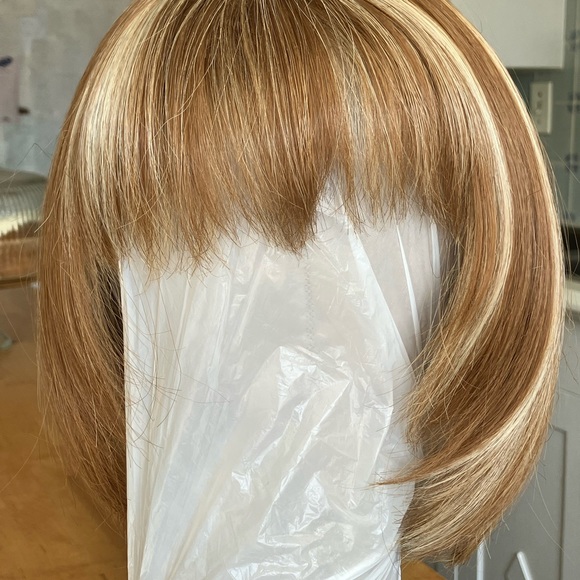 High Heat synthetic two tone Bob wig, 13 inch, New - Picture 3 of 3